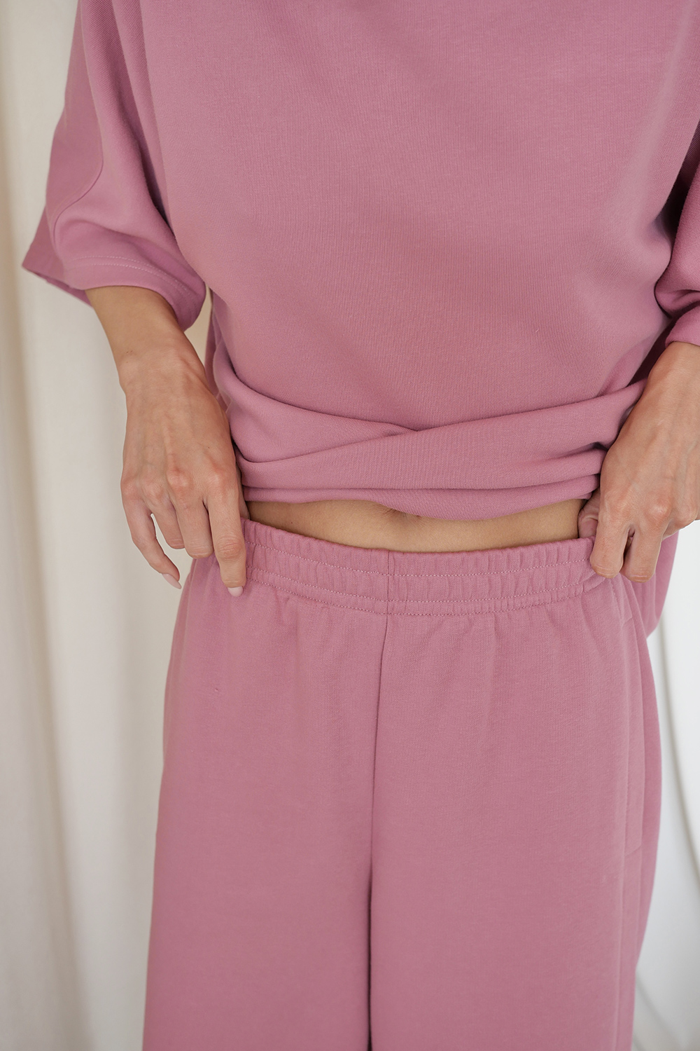 elegancki outfit damski różowy