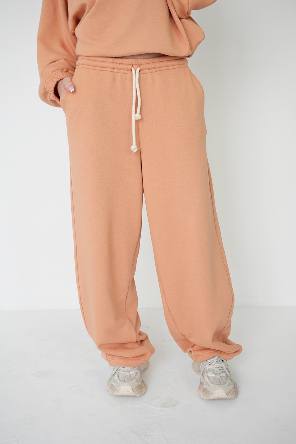 stylowy pomarańczowy dres damski