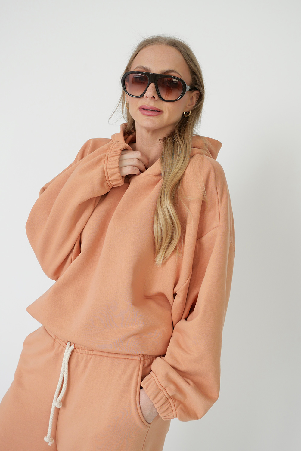 modny komplet dresowy damski carrot