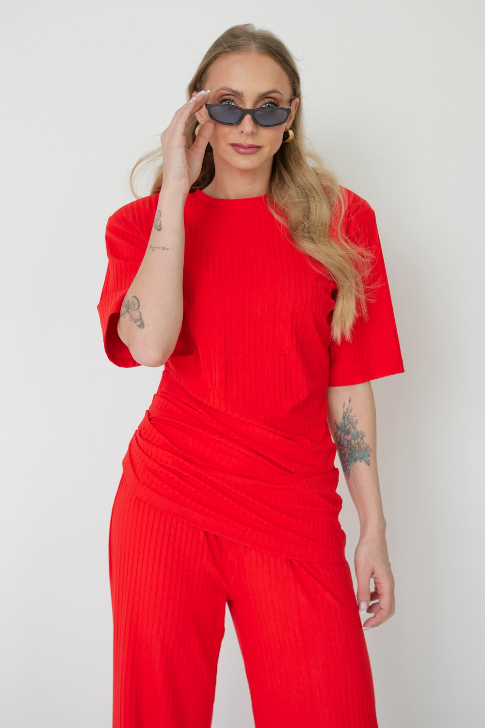 modny czerwony outfit damski