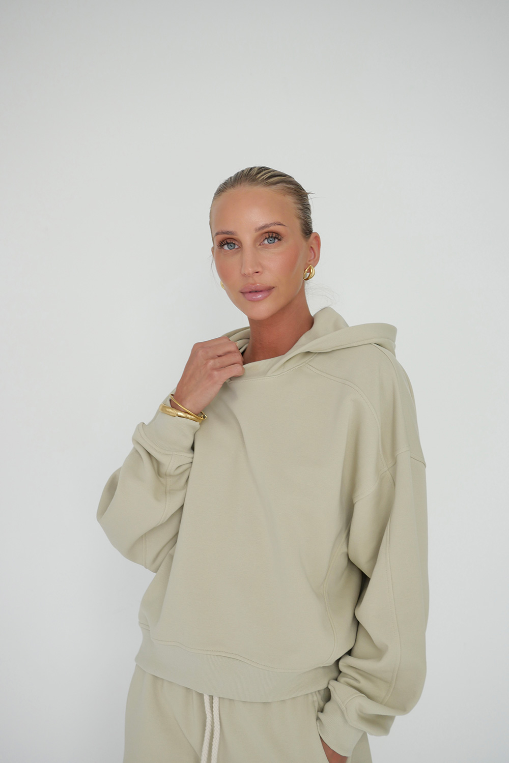 classy casual lato olive monochromatic outfit