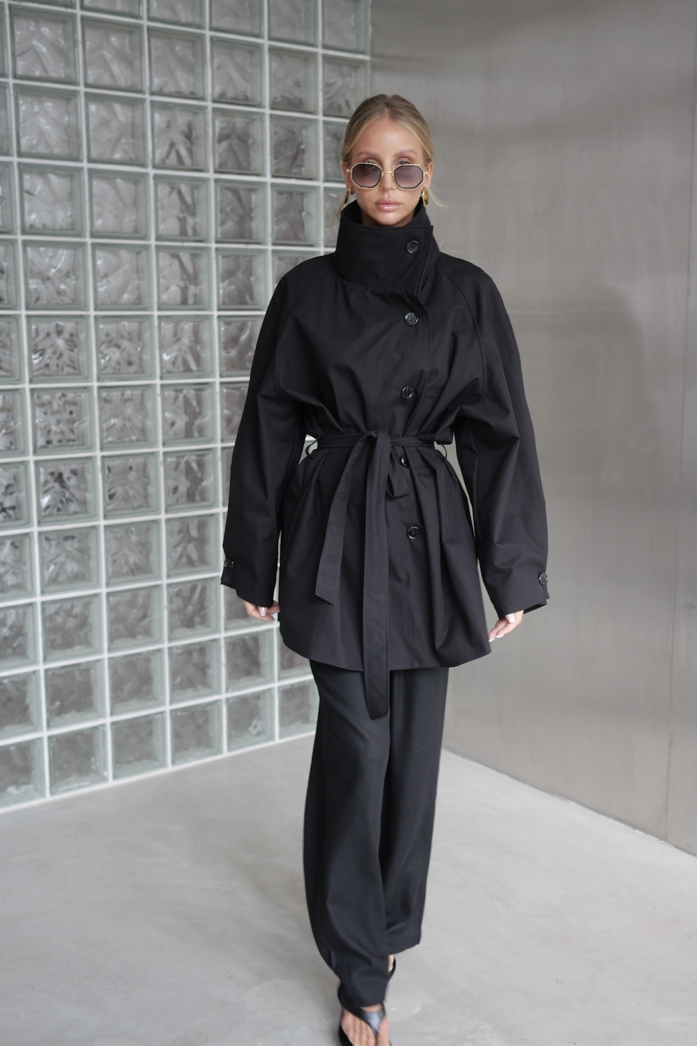 Trencz Alice black w stylizacji damskiej
