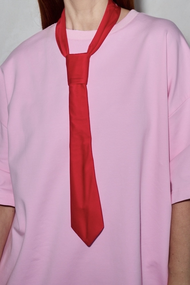 elegancki czerwony krawat damski