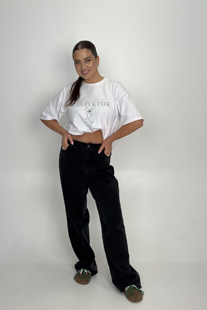 Jeansy Izzy Black w czarnej stylizacji