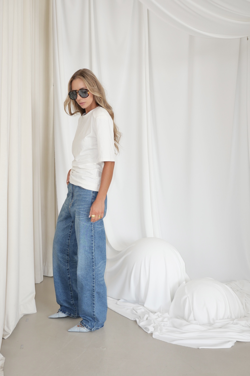 T-shirt Anika Off White - neutralne kolory w modzie