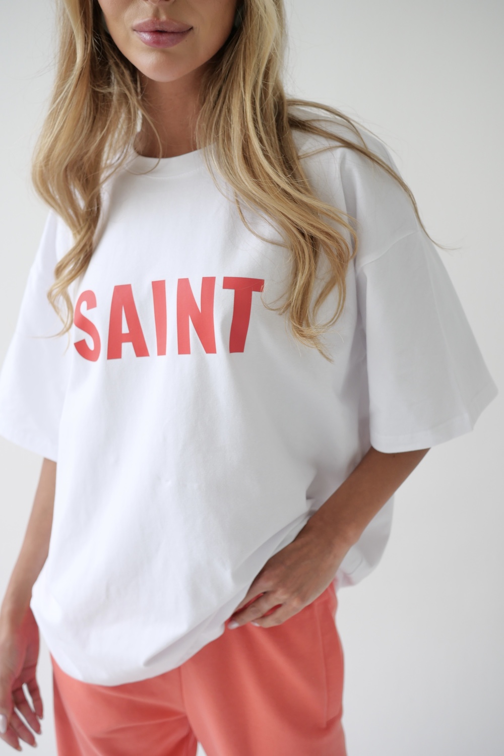 minimalistyczny biały t-shirt oversize