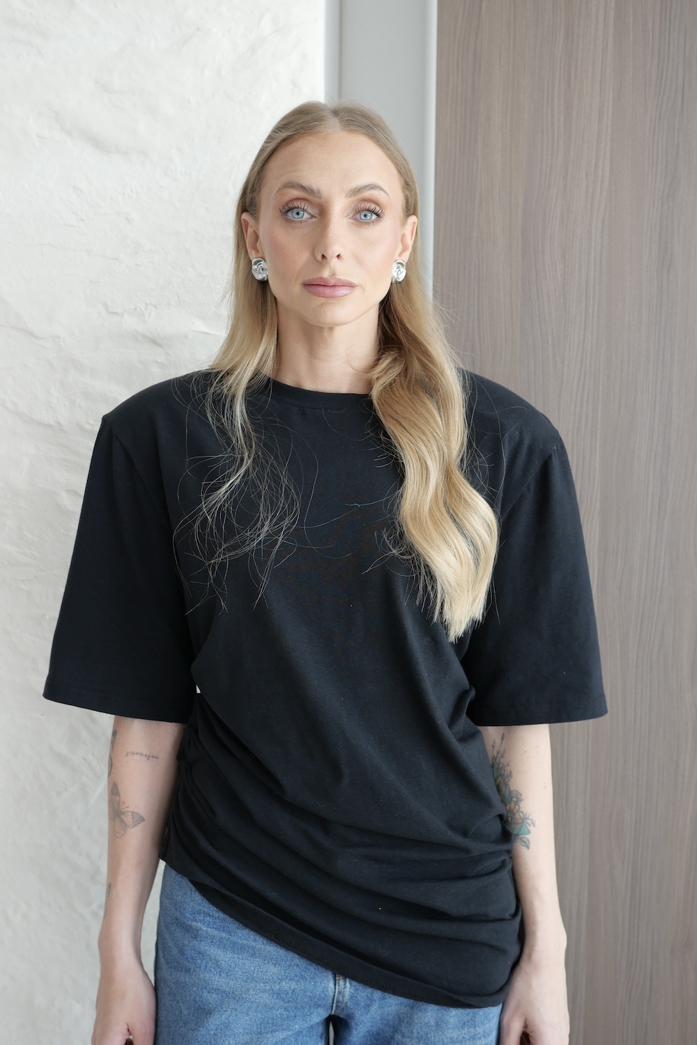 T-shirt Anika Black w total black outfit