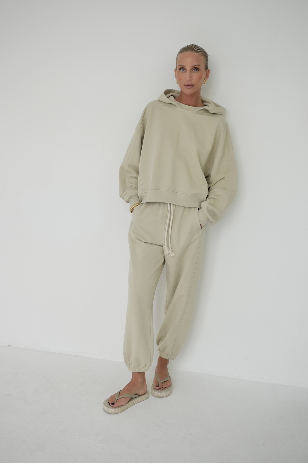 elegancki dres damski olive sporty chic outfit