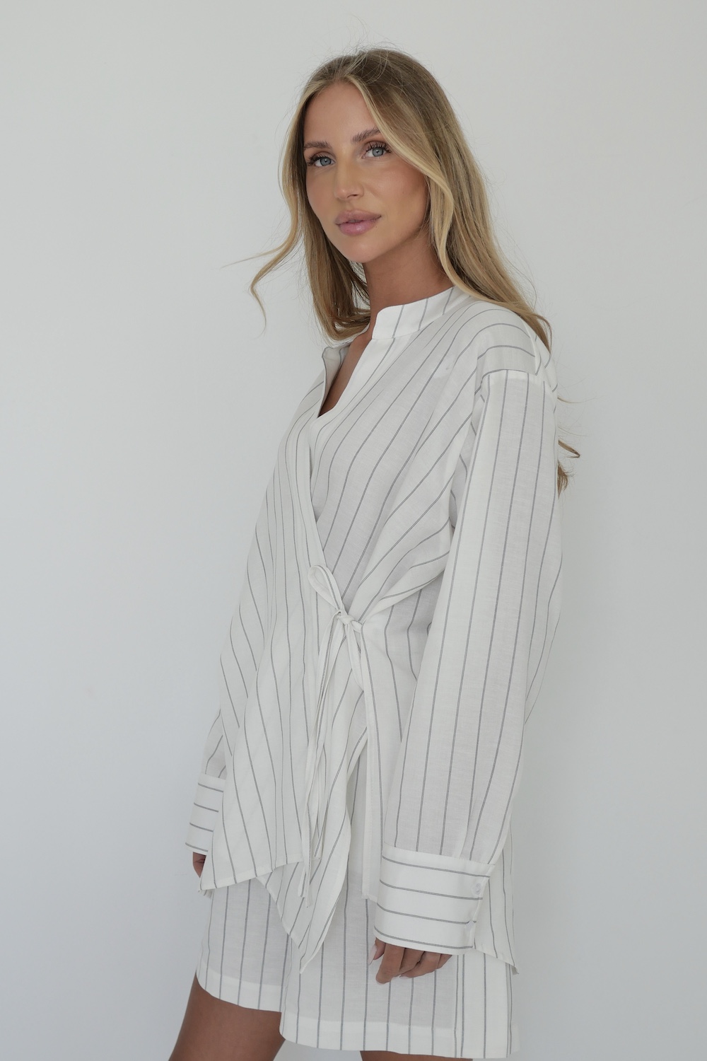 airport outfit women off white stripes set