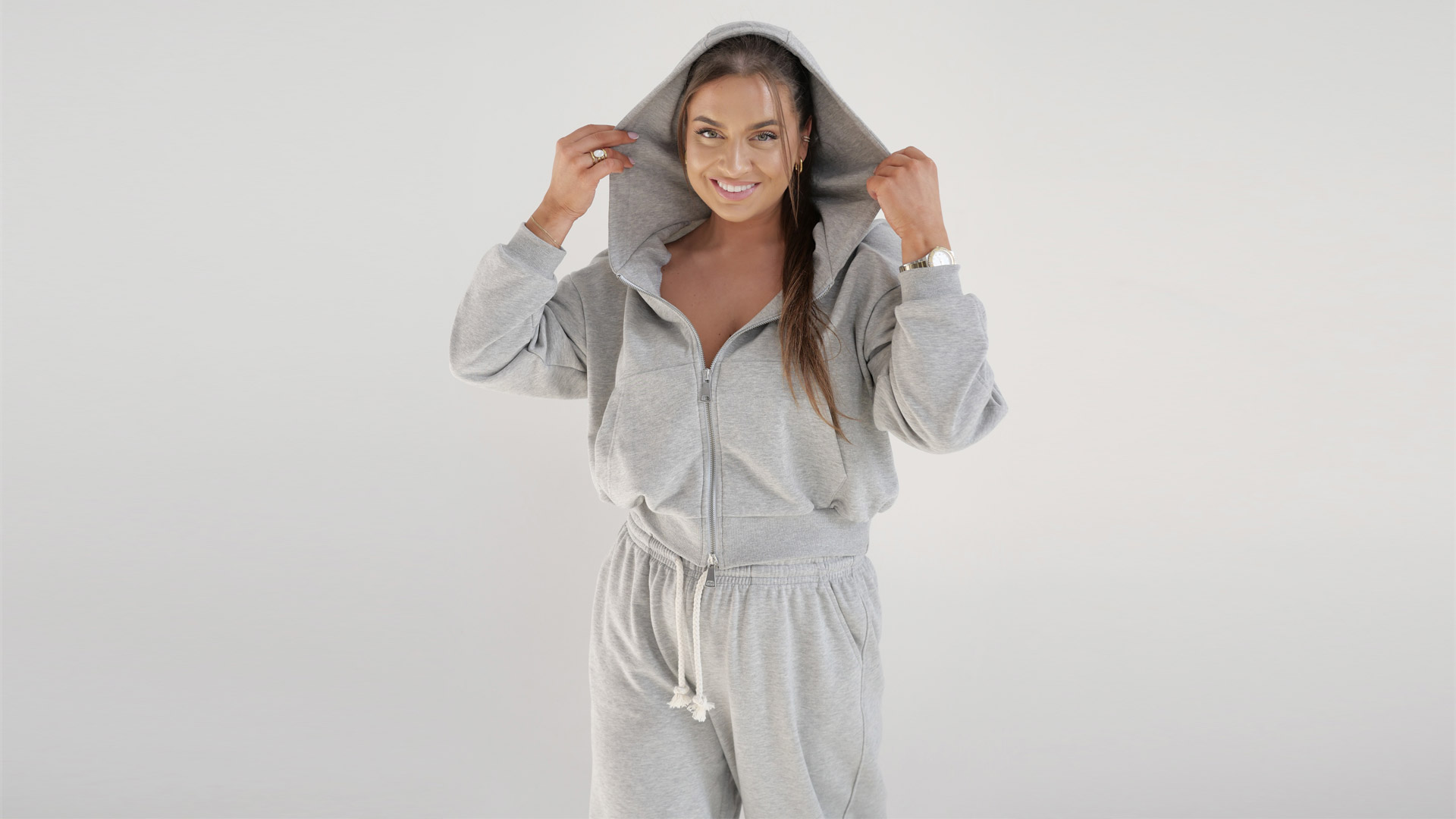 Airport outfit damski - dlaczego premium dresy są idealne w podróży