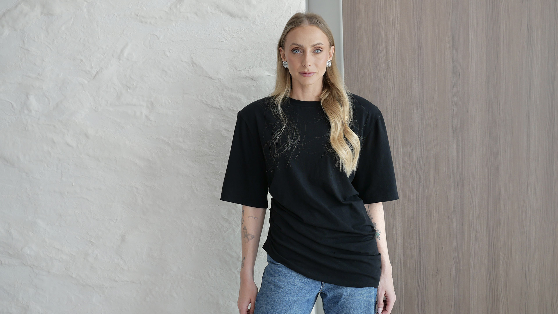 T-shirt i jeansy - duet, który nigdy nie wychodzi z mody