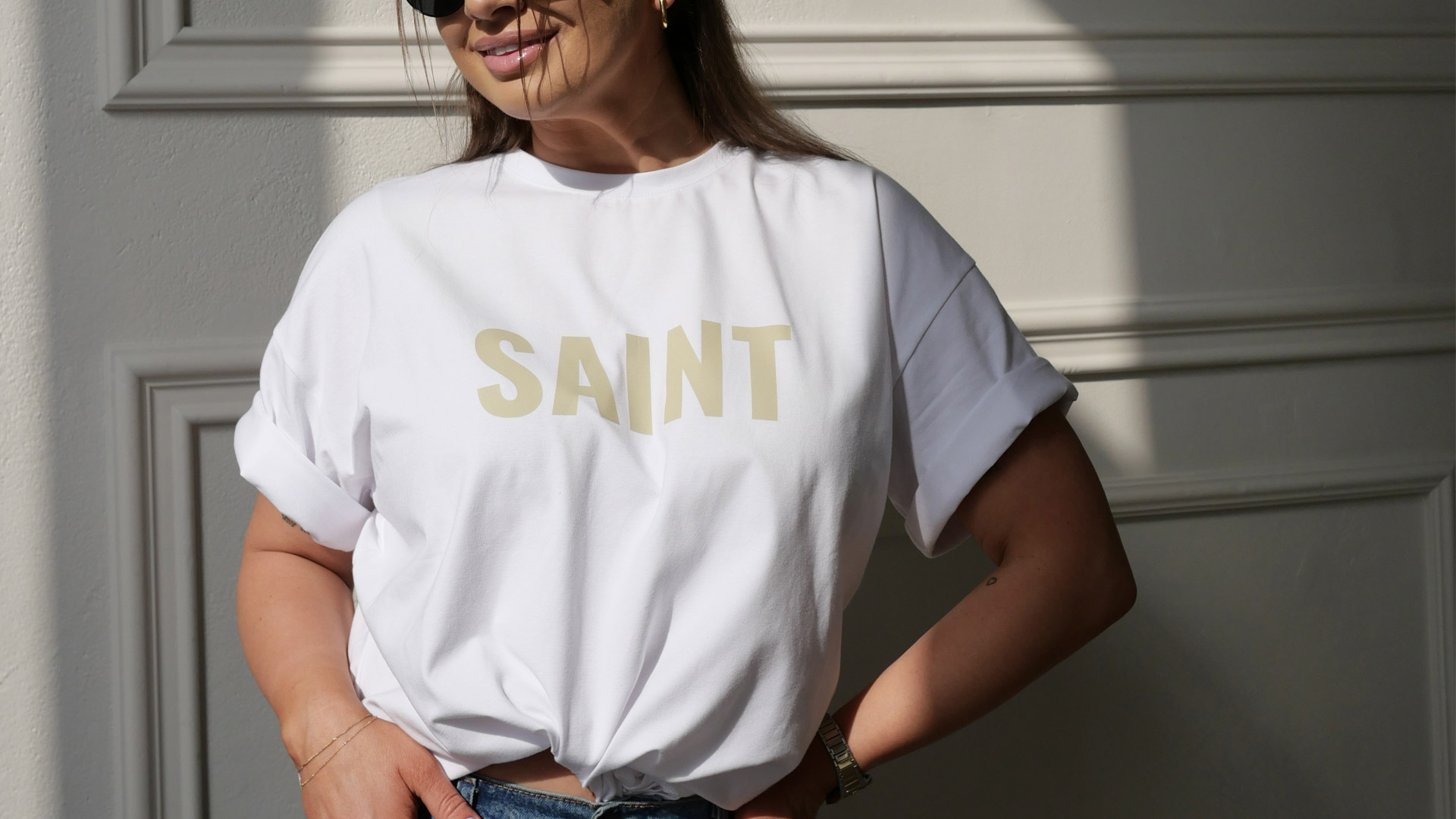 Jak stworzyć stylizację z białym t-shirtem i marynarką?